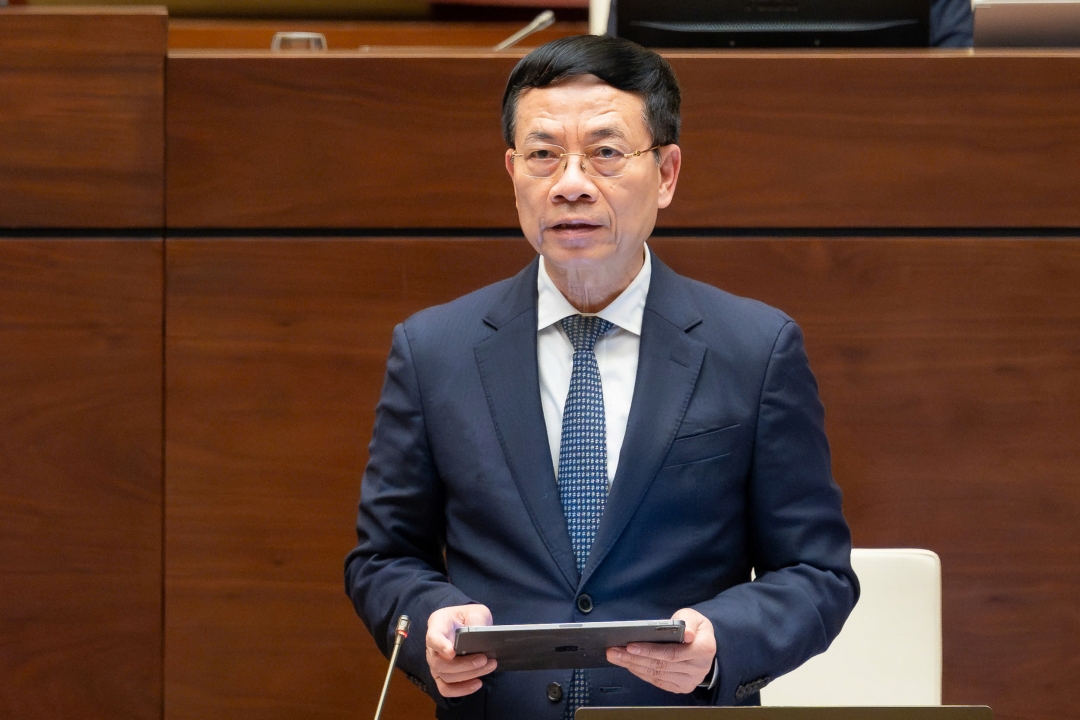 Bộ trưởng Bộ Khoa học và Công nghệ Nguyễn Mạnh Hùng giải trình các vấn đề đại biểu quan tâm. Ảnh: quochoi.vn