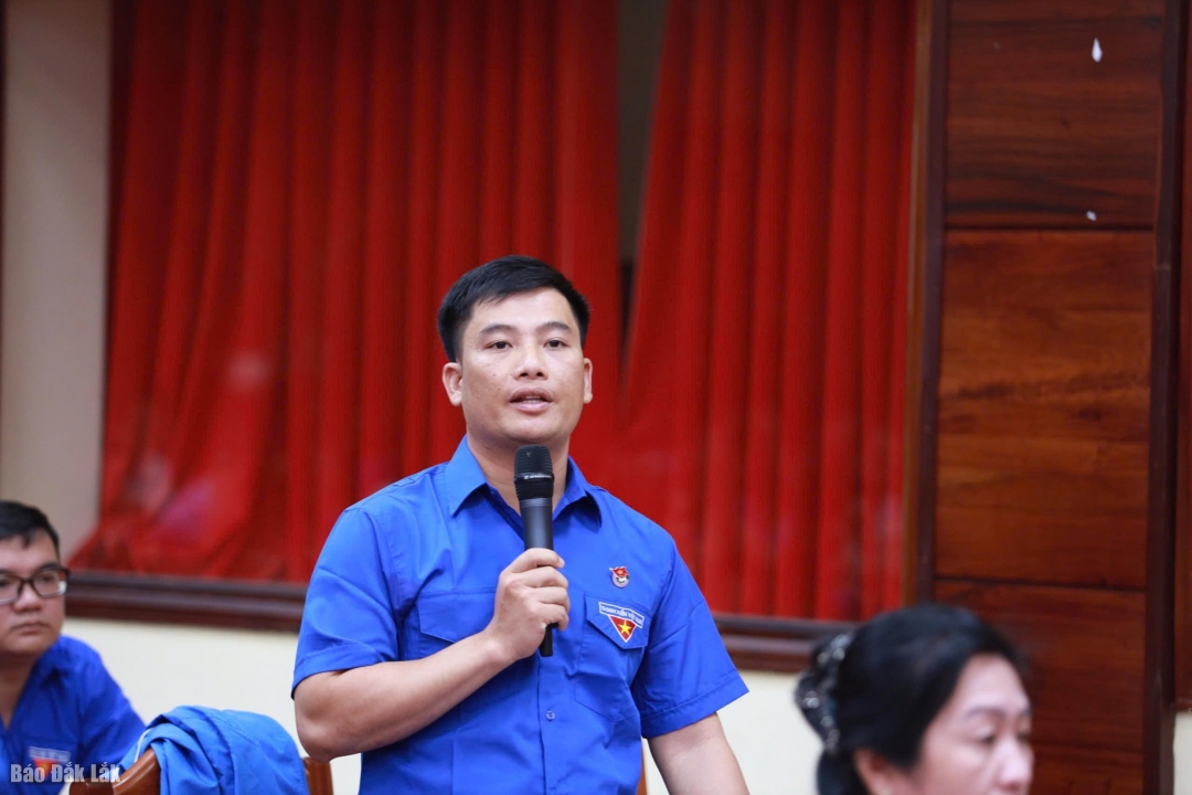Đoàn viên, thanh niên nêu ý kiến tại buổi đối thoại.