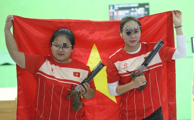Xạ thủ Trịnh Thu Vinh (bên phải) đoạt huy chương vàng cá nhân và động đội. Ảnh: Việt An