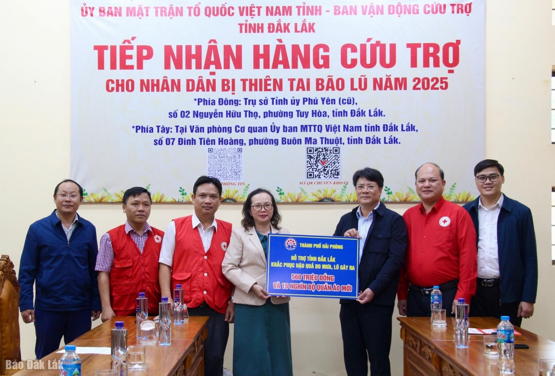 Đại diện Ủy ban MTTQ Việt Nam tỉnh Đắk Lắk tiếp nhận hỗ trợ từ Ủy ban MTTQ Việt Nam TP. Hải Phòng.