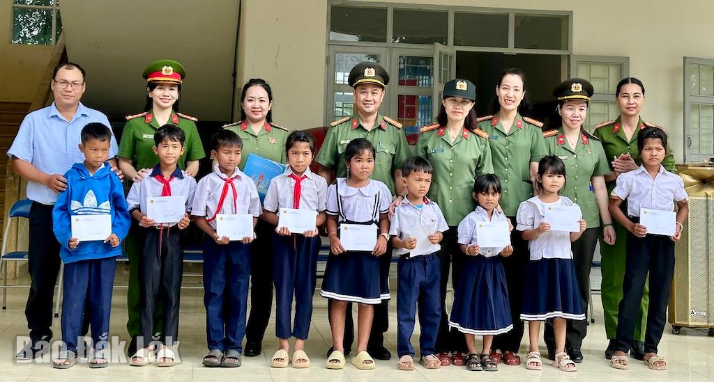 Đại diện các đơn vị trao học bổng cho học sinh Trường TH và THCS Ea Lâm (xã Ea Ly).