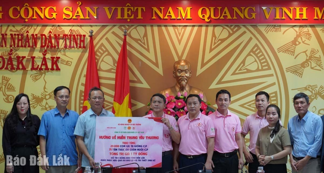 Công ty Cổ phần Chăn nuôi C.P. Việt Nam tặng con giống và thức ăn chăn nuôi cho nông dân bị thiệt hại.