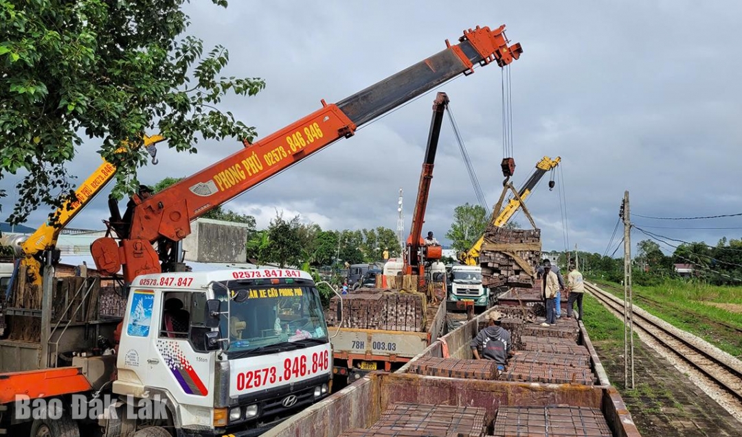 Các đơn vị tổ chức bốc gạch từ các tàu hàng lên xe tải tại ga Hòa Đa.