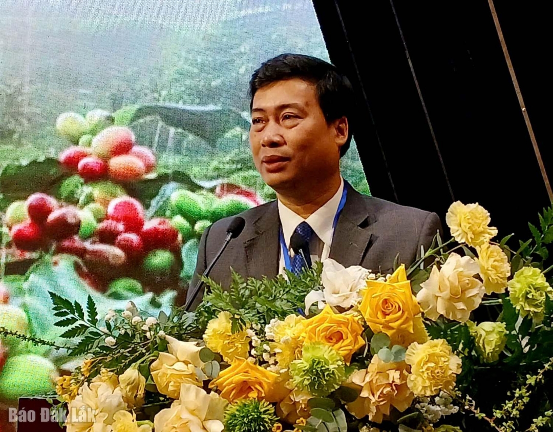 Ông Trần Hồng Tiến, Tỉnh ủy viên, Giám đốc Sở Văn hóa, Thể thao và Du lịch tỉnh phát biểu khai mạc hội thảo.