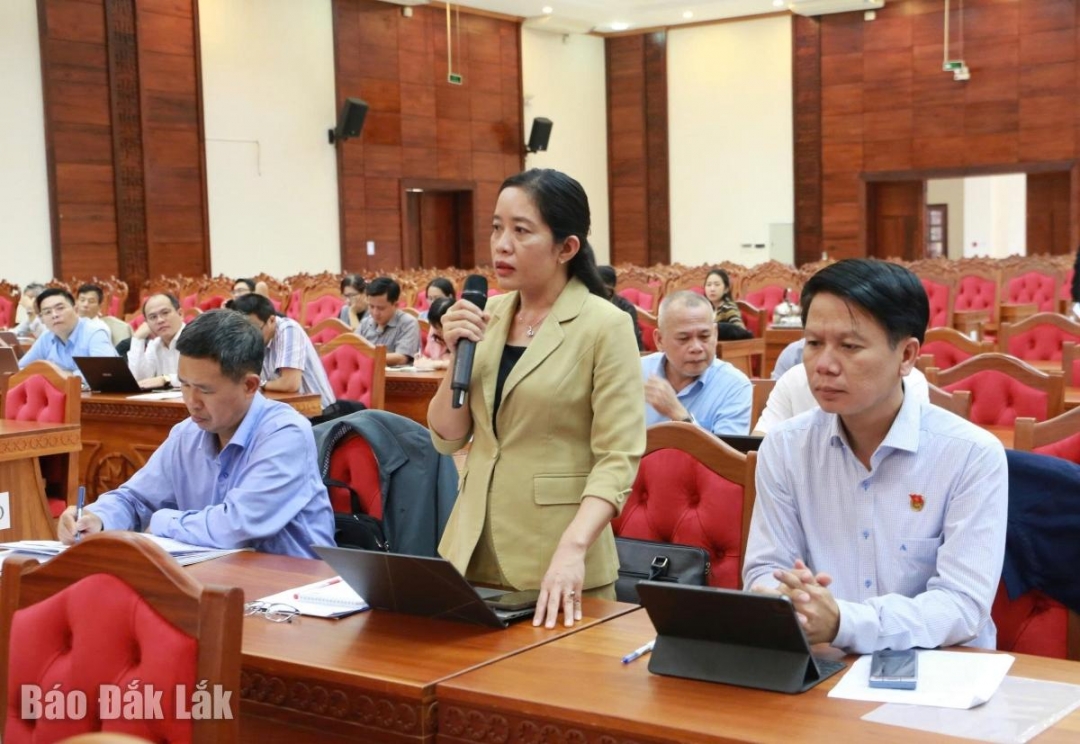 Giám đốc Sở Giáo dục và Đào tạo Lê Thị Thanh Xuân đóng góp ý kiến thảo luận tại Tổ 2. Ảnh: Vạn Tiếp