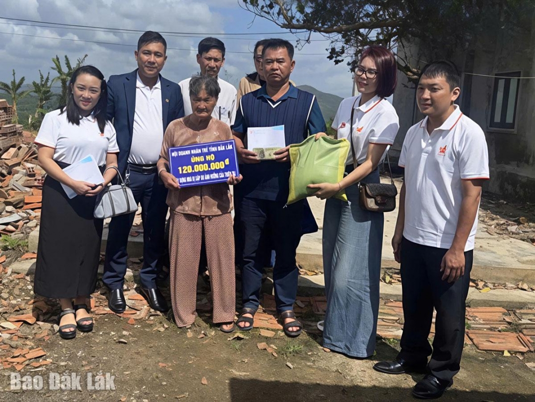 Đoàn đã trao tiền hỗ trợ xây nhà tình nghãi cho bà Phan Thị Hạt ở xã Xuân Thọ