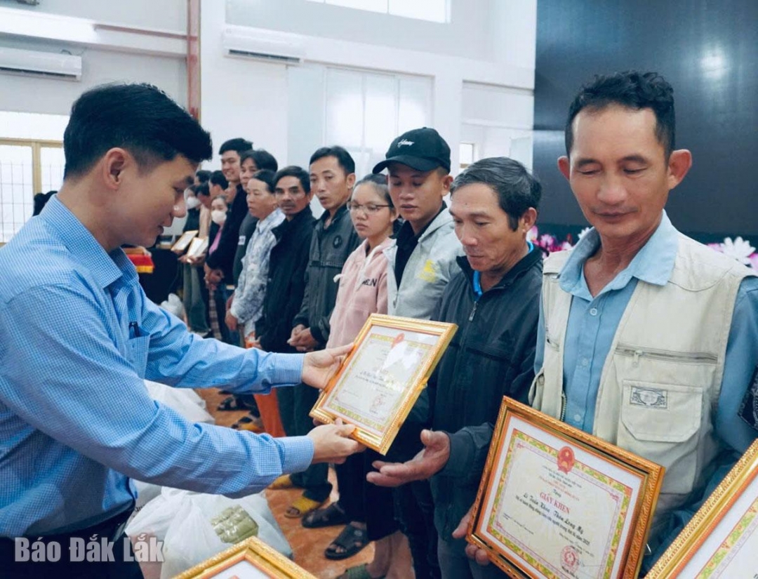 Bí thư Đảng ủy xã Đồng Xuân Nguyễn Trung Tâm trao giấy khen của UBND xã cho các cá nhân