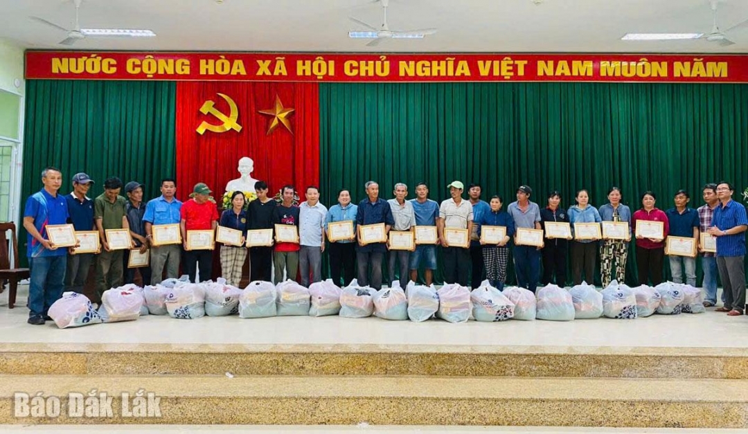 Hàng trăm cá nhân dũng cảm cứu người và tài sản người dân được UBND xã biểu dương, khen thưởng