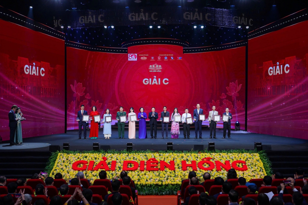 Các tác giả nhận giải C Giải báo chí toàn quốc về Quốc hội và Hội đồng Nhân dân lần thứ 4.