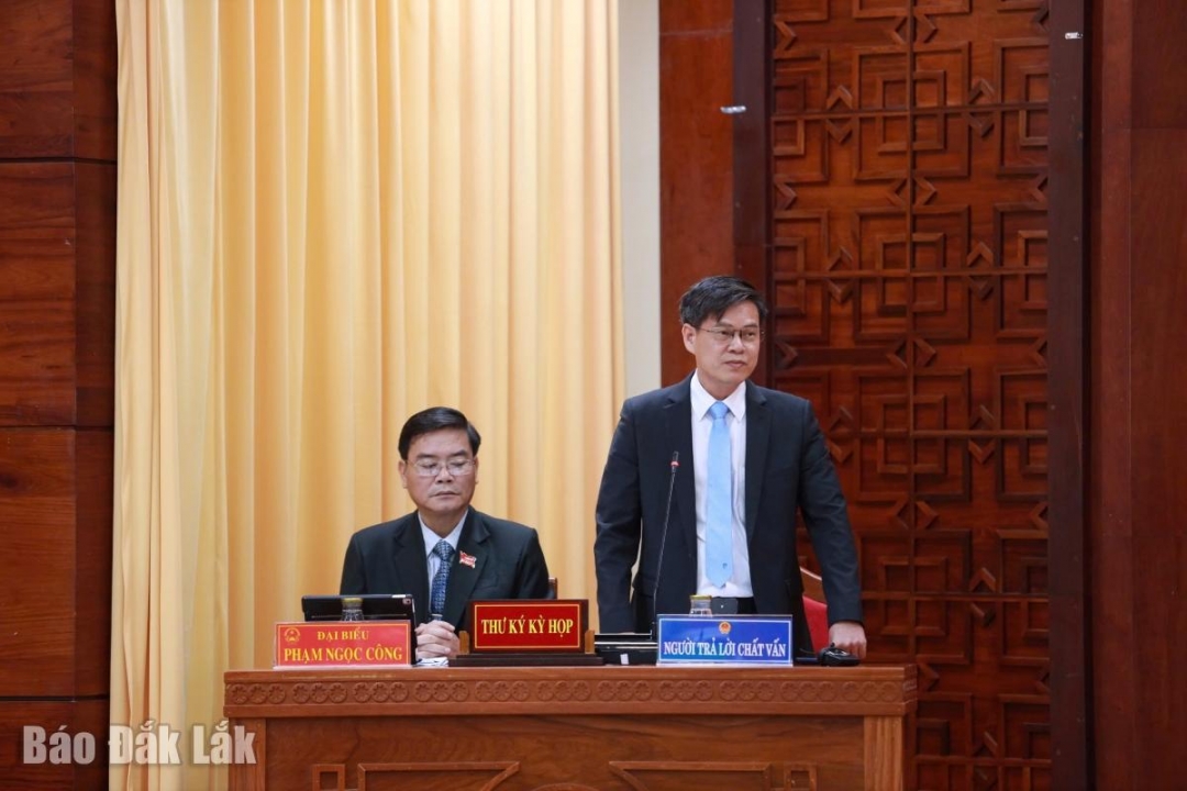 Giám đốc Sở Nội vụ Trương Ngọc Tuấn trả lời chất vấn.