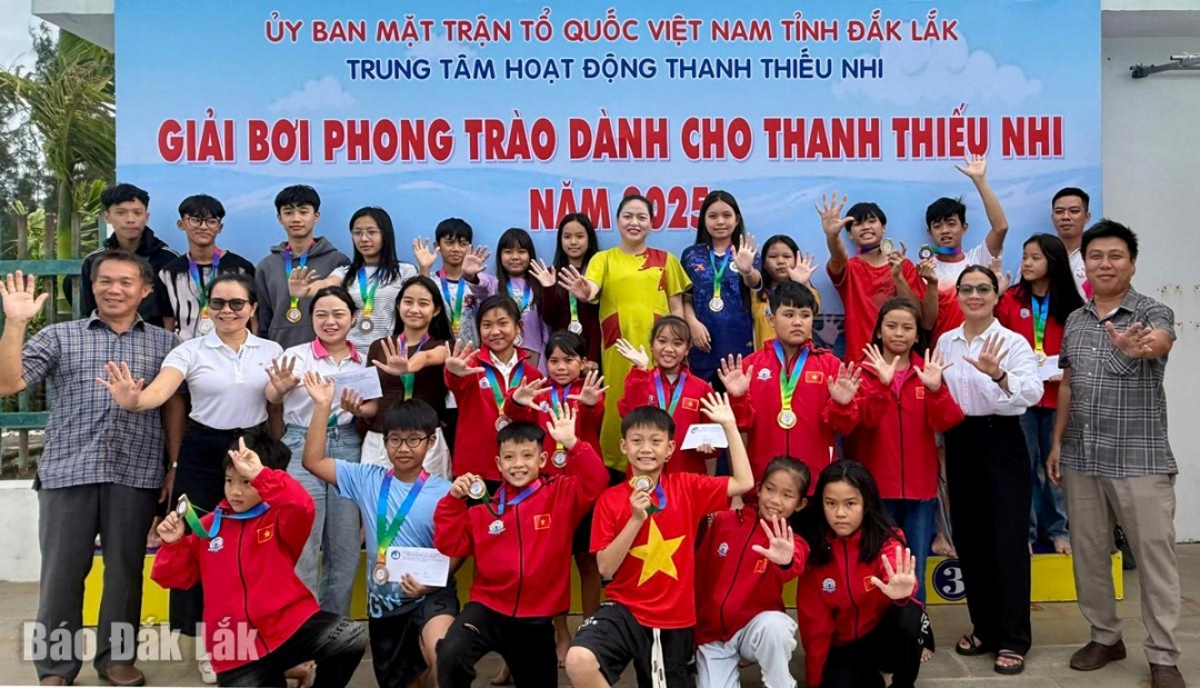 Cho con tham gia Giải bơi phong trào vừa giảm thời gian sử dụng điện thoại, vừa giúp con giao lưu với bạn bè, tự tin hơn trong cuộc sống.
