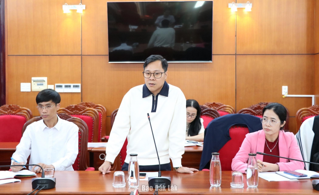 Nhà báo Ngọc Giàu, Báo Thanh Tra phát biểu ý kiến tại hội nghị giao ban.