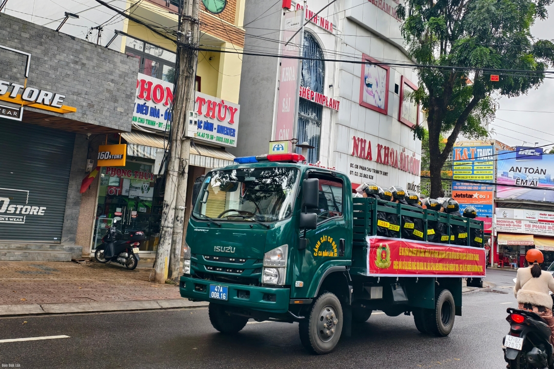 ... và biểu dương lực lượng trên đường phố.