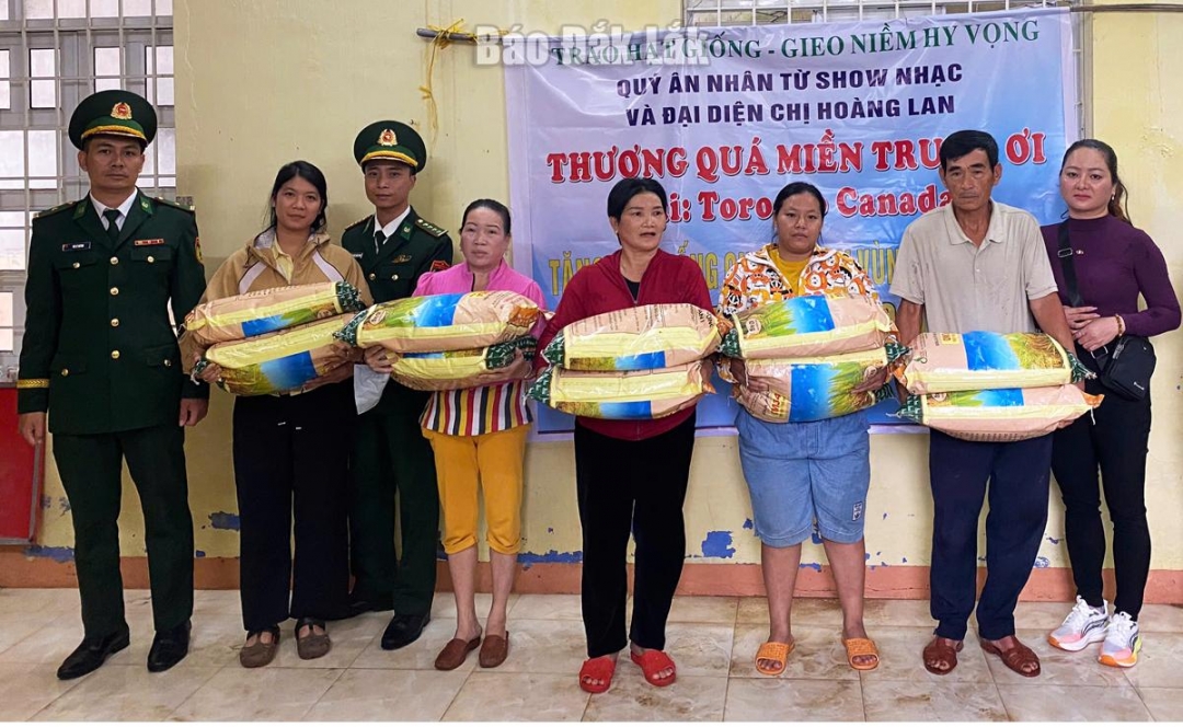 Đồn Biên phòng Xuân Đài phối hợp với các mạnh thường quân  tặng lúa giống cho người dân tại Tổ dân phố Long Phước Đông.