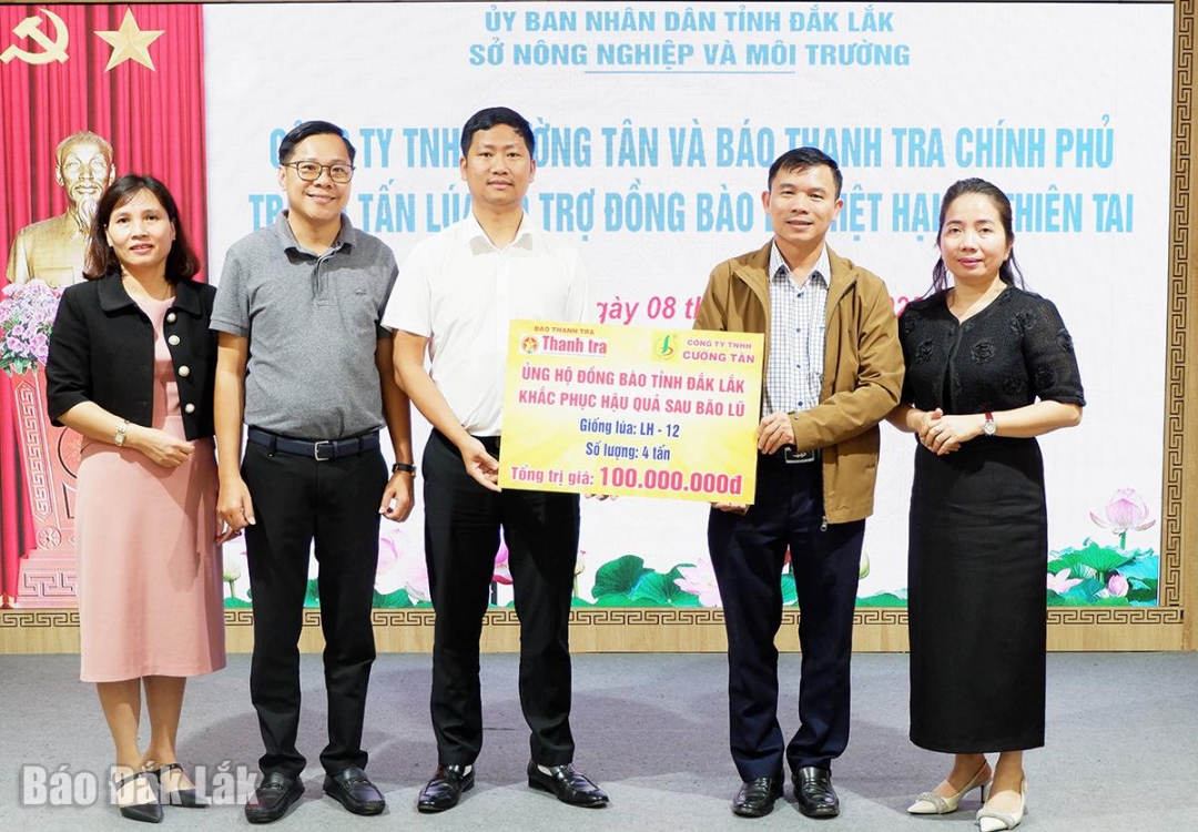 Sở Nông nghiệp và Môi trường tiếp nhận hỗ trợ từ các mạnh thường quân và phân phối tới các xã, phường khó khăn. Ảnh: Khánh Toàn