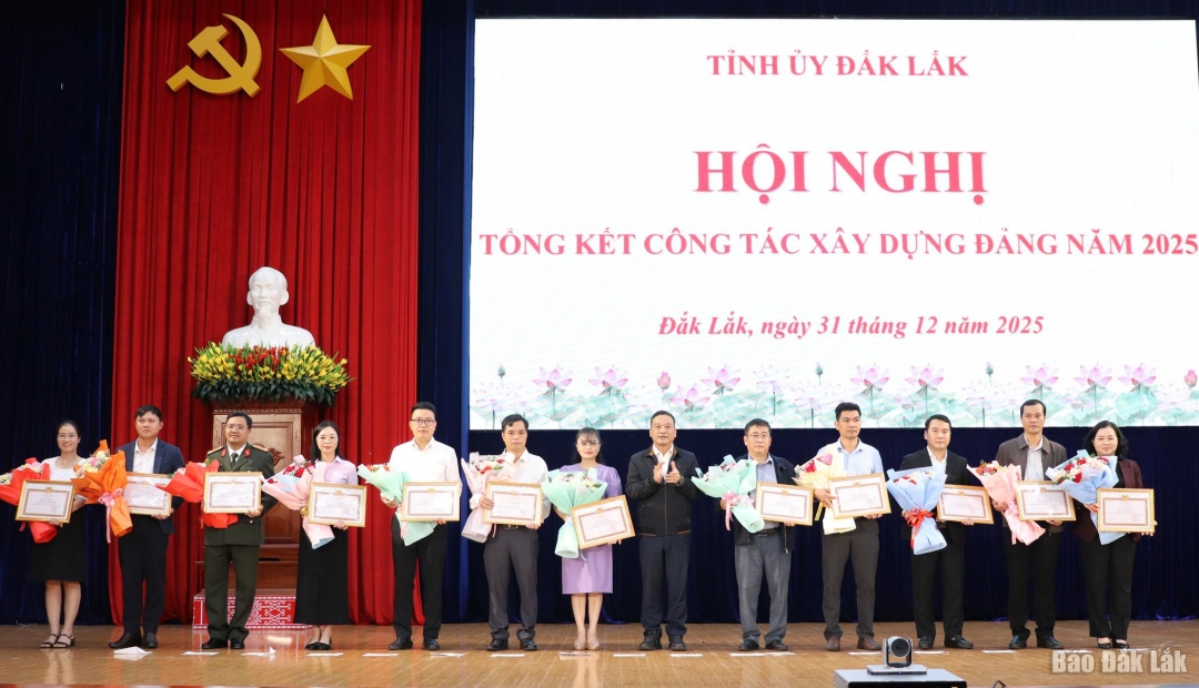 Y Giang Gry Niê Knơng, Phó Bí thư Tỉnh ủy, Chủ tịch Ủy ban MTTQ Việt Nam tỉnh trao bằng khen cho các cá nhân có thành tích tiêu biểu, xuất sắc trong công tác phát triển đảng viên năm 2025.