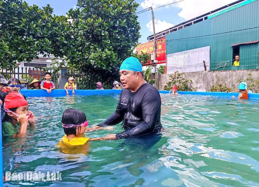 Thầy Hà Mạnh Tuân (giáo viên Tổng phụ trách Đội Trường THCS Ngô Mây) tham gia dạy bơi miễn phí cho học sinh vào mỗi dịp hè.