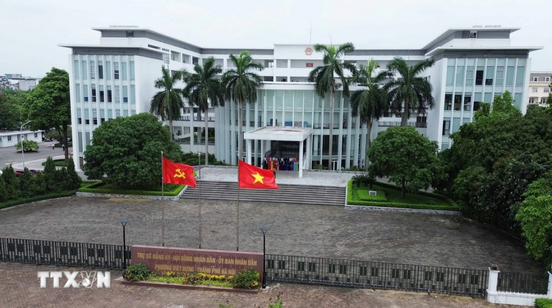 Trụ sở UBND phường Việt Hưng, thành phố Hà Nội, thay biển, sẵn sàng vận hành chính quyền 2 cấp từ ngày 1/7/2025. Ảnh: TTXVN