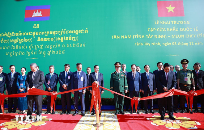 Thủ tướng Phạm Minh Chính và Thủ tướng Campuchia Hun Manet cắt băng khai trương Cặp cửa khẩu quốc tế Tân Nam- Meun Chey. Ảnh: TTXVN