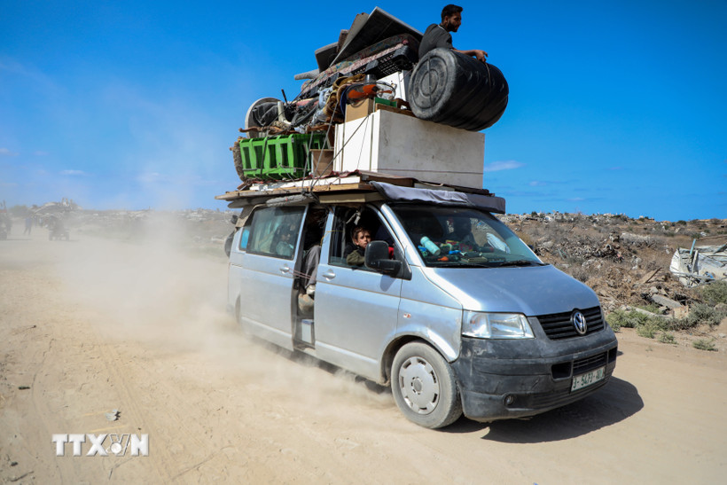 Người dân Palestine trở về nhà tại Dải Gaza. Ảnh: TTXVN