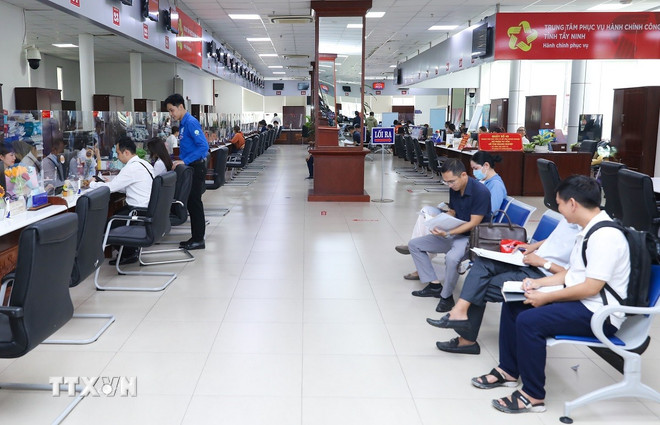 Người dân đến làm thủ tục tại Trung tâm phục vụ Hành chính công tỉnh Tây Ninh. Ảnh: TTXVN