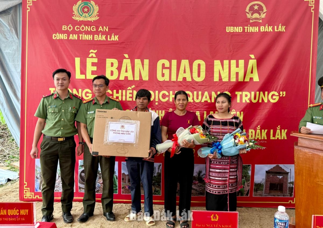 Lãnh đạo Phòng Hậu cần Công an tỉnh trao tặng quà cho gia đình ông La Lan Yên.