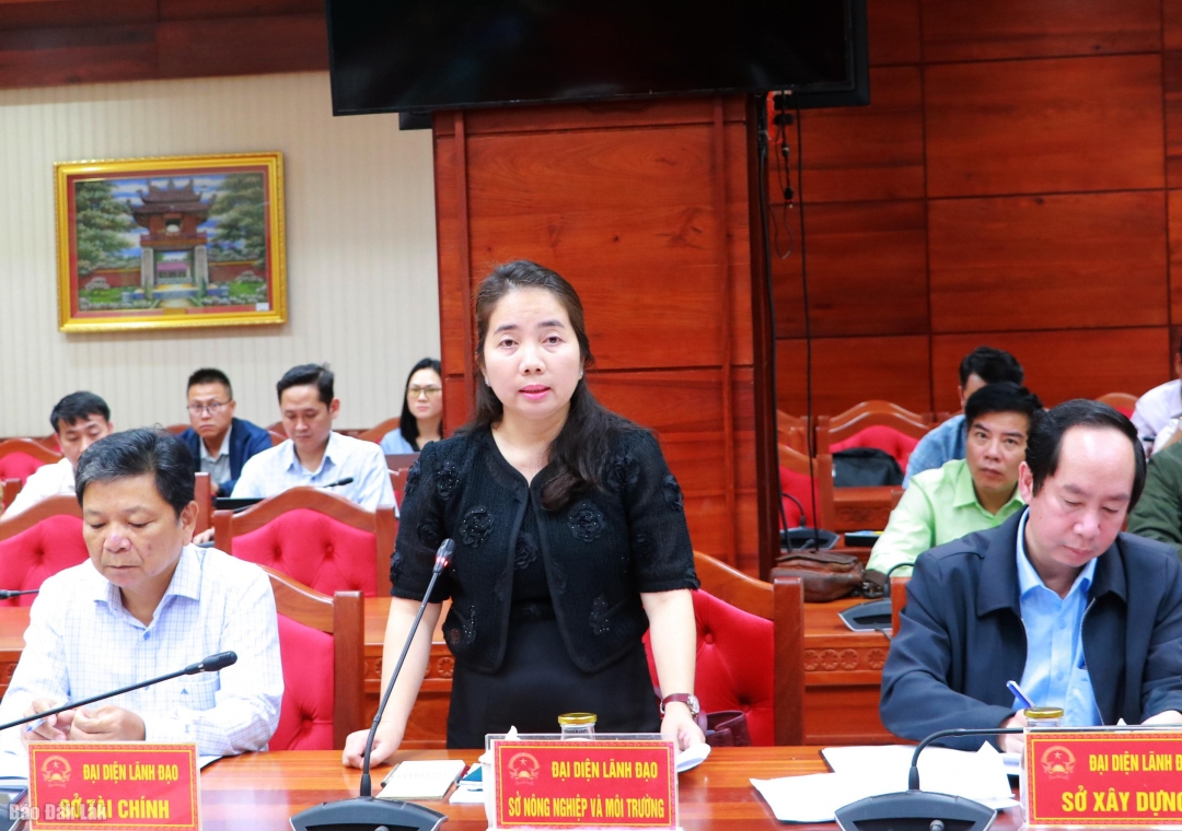 Lãnh đạo Sở Nông nghiệp và Môi trường thông tin về các hoạt động khôi phục sản xuất sau mưa lũ.