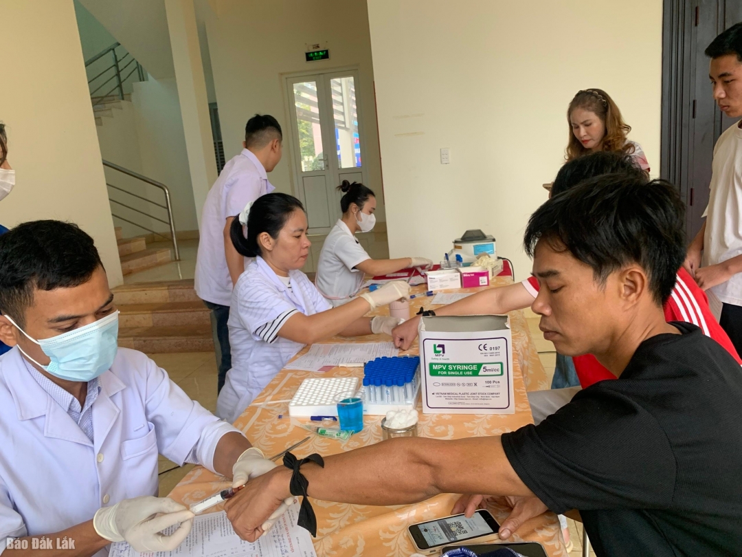 Người dân tham gia hiến máu tình nguyện 