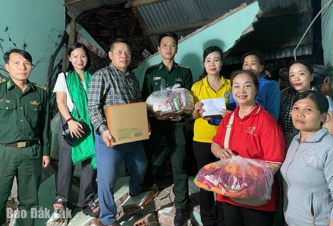 Đoàn Từ thiện Tâm Anh và các nhà hảo tâm đến từ thành phố Hà Nội và Chỉ huy Đồn Biên phòng Xuân Đài thăm, động viên, tặng quà hộ gia đình bị sập nhà tại phường Xuân Đài.