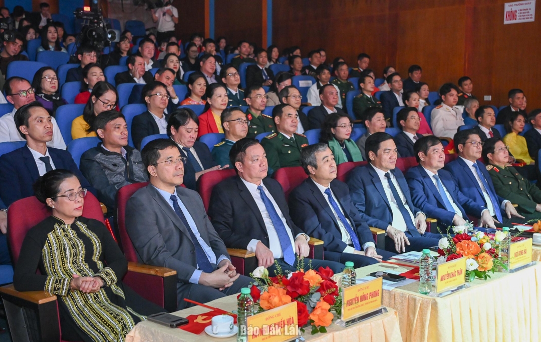 Phó Bí thư Tỉnh ủy Huỳnh Thị Chiến Hòa và lãnh đạo các các bộ, ban, ngành Trung ương, các tỉnh ủy, thành ủy dự chương trình.