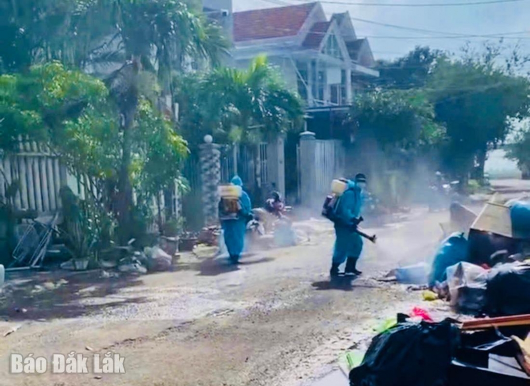 Lực lượng chức năng vệ sinh môi trường, tiêu độc, khử trùng ngăn dịch bệnh bùng phát sau mưa lũ.
