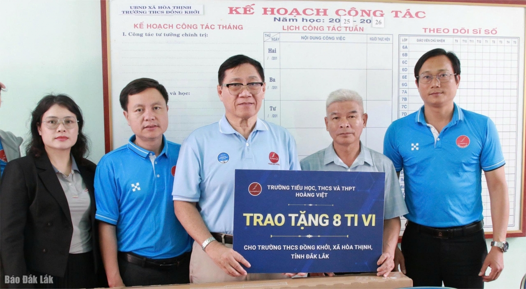 Đại diện Trường Tiểu học, THCS và THPT Hoàng Việt (phường Tân An) 