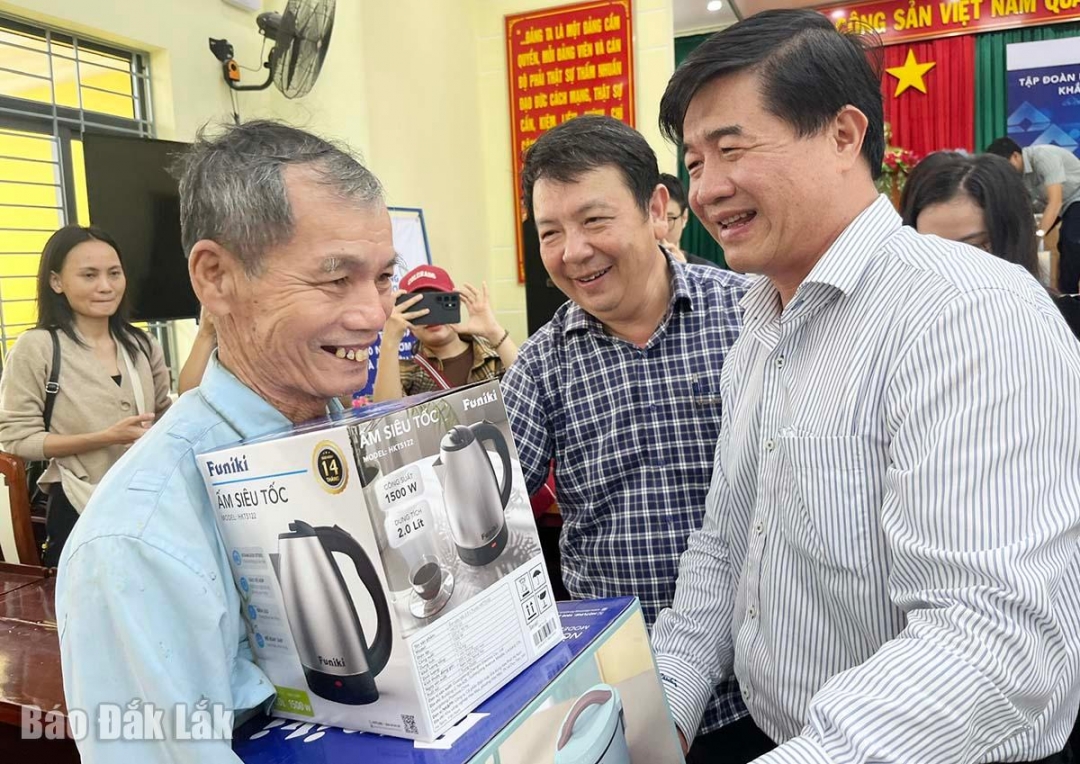 Phó chủ tịch UBND tỉnh Nguyễn Thiên Văn trao quà và động viên các hộ bị thiệt hại sau bão lũ.