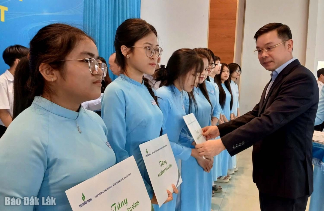 Phó Bí thư Tỉnh ủy Đỗ Hữu Huy trao học bổng cho học sinh Trường THPT Buôn Ma Thuột