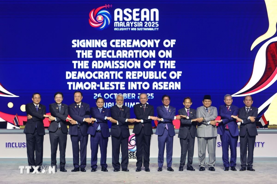Thủ tướng Timor Leste, Kay Rala Xanana Gusmao (thứ 5, từ trái) sau Lễ ký Tuyên bố về việc kết nạp Timor Leste vào ASEAN trong lễ khai mạc Hội nghị cấp cao ASEAN-47. (Ảnh: Bernama/TTXVN phát)