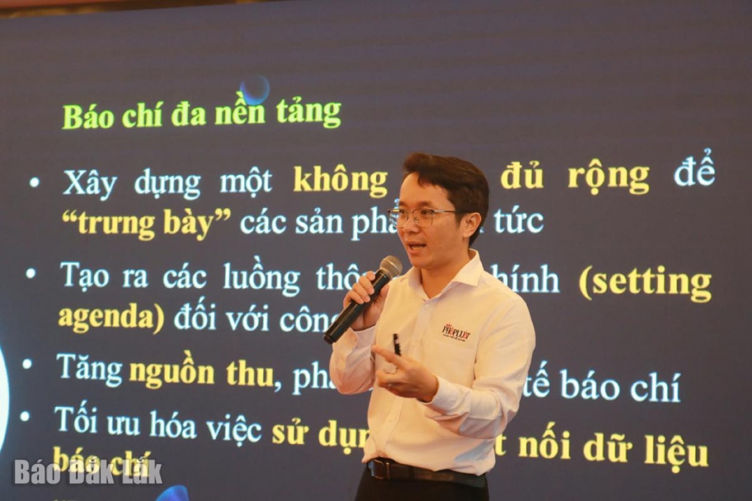 Nhà báo Đỗ Văn Thiện, Phó Tổng Thư ký tòa soạn kiêm Trưởng ban Chính trị - Xã hội Báo Pháp luật Tp. Hồ Chí Minh trình bày nội dung “Phát triển tòa soạn hội tụ với trọng tâm đa phương tiện - đa nền tảng - đa dịch vụ trong kỷ nguyên số”.