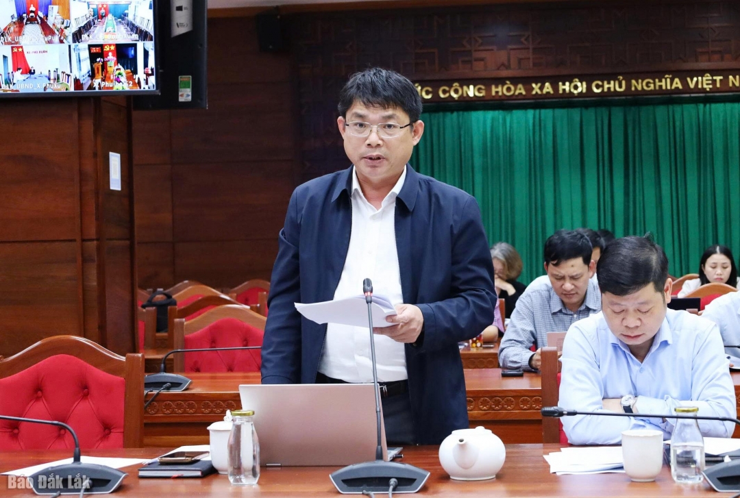 Phó giám đốc Sở Tài chính Huỳnh Gia Hoàng báo cáo tình hình thực hiện và giải ngân kế hoạch đầu tư công.