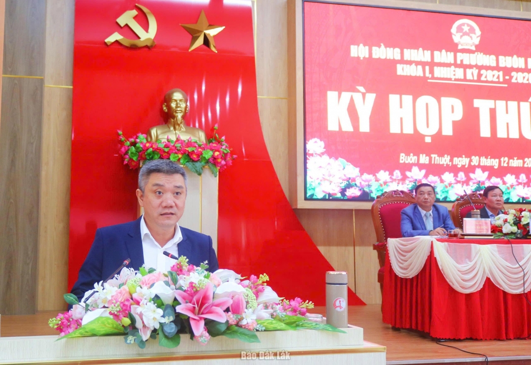 Phó Bí thư Đảng ủy, Chủ tịch UBND phường Nguyễn Thanh Vũ phát biểu tại kỳ họp.