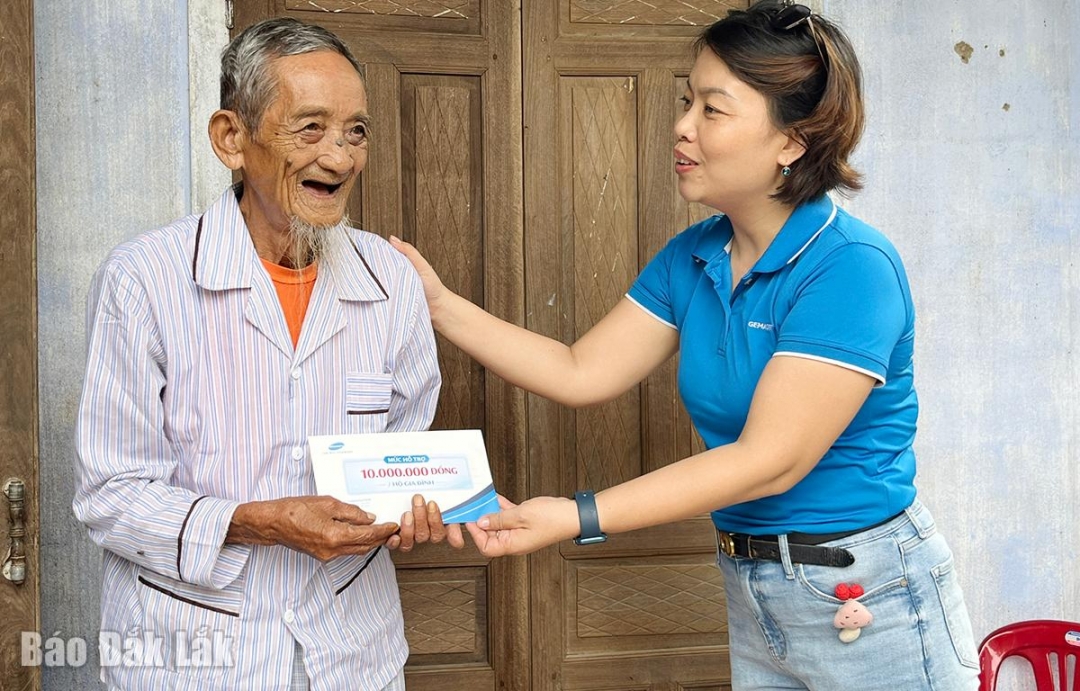 Cựu chiến binh Nguyễn Chương ở xã Hòa Thịnh cao tuổi, đi lại khó khăn được Tập đoàn Gemadept trao hỗ trợ tại nhà.