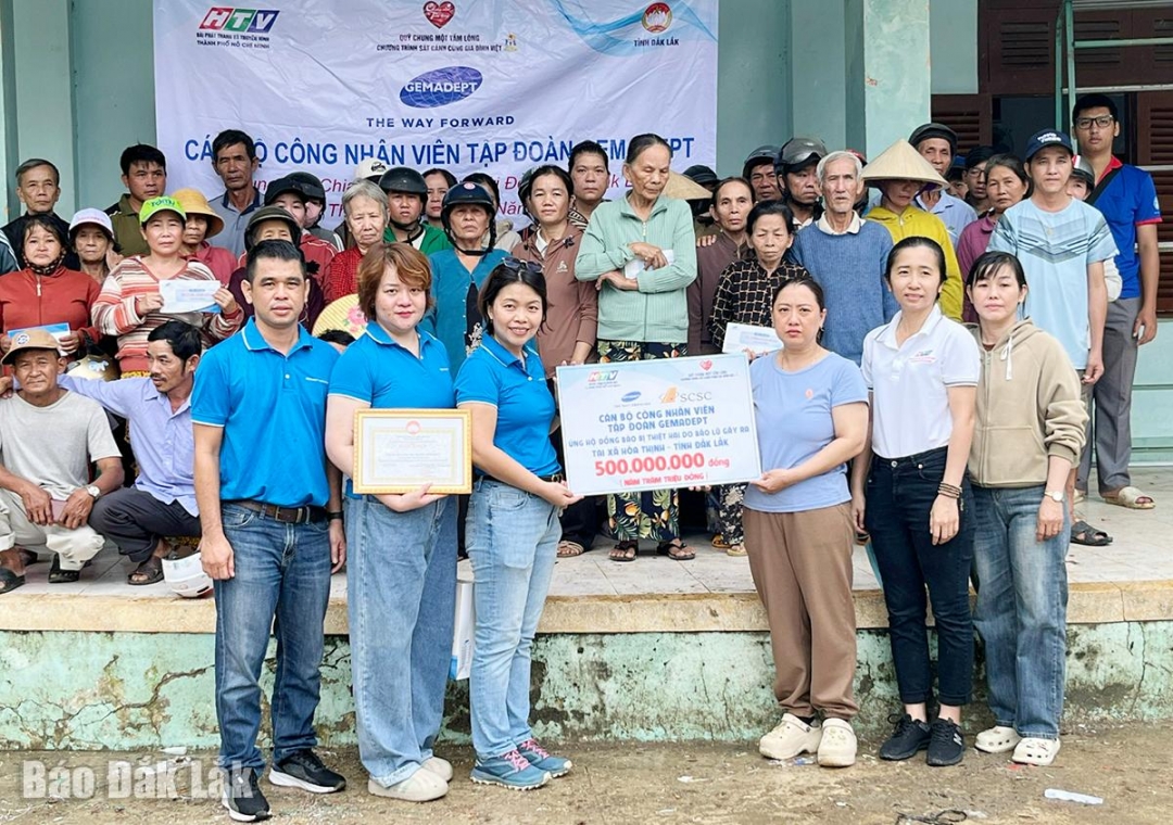 Tập đoàn Gemadept trao bảng hỗ trợ cho đại diện chính quyền xã.