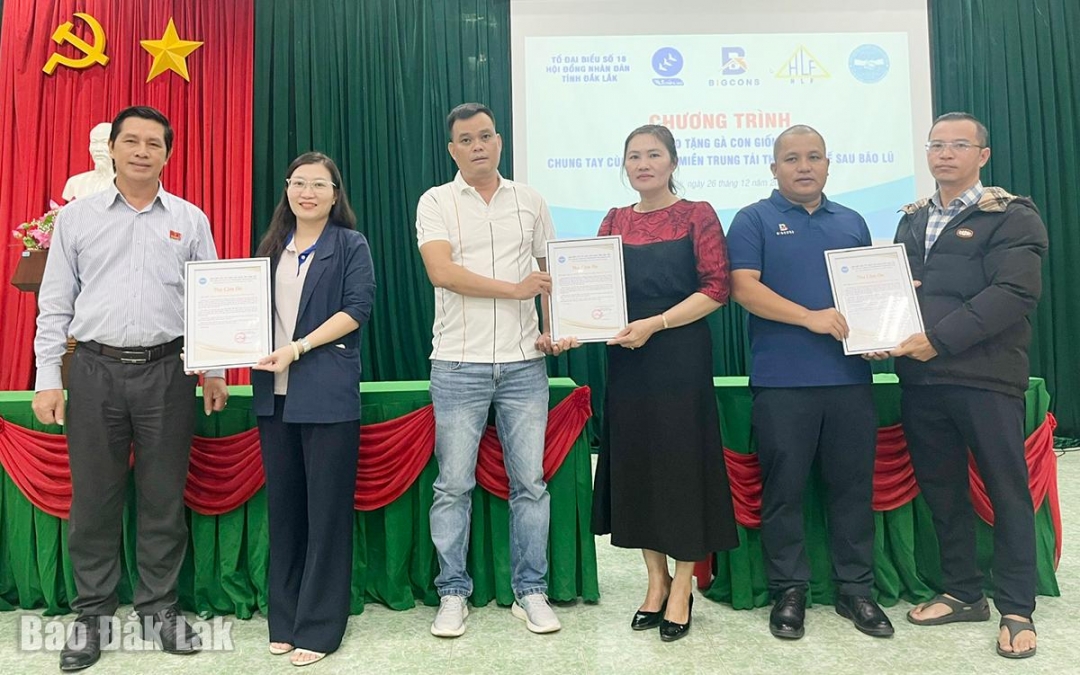 Ông Hồ Văn Nhân, Chủ tịch Công ty TNHH TM Kỹ thuật xây dựng Bigcons (TP Hồ Chí Minh) đứng thứ 2 từ phải qua nhận thư cảm ơn từ chính quyền địa phương.