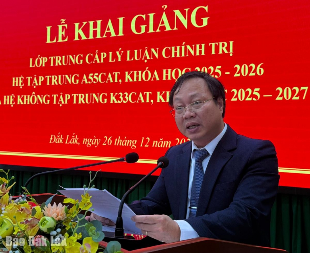 Hiệu trưởng Trường Chính trị tỉnh phát biểu khai mạc khóa học.