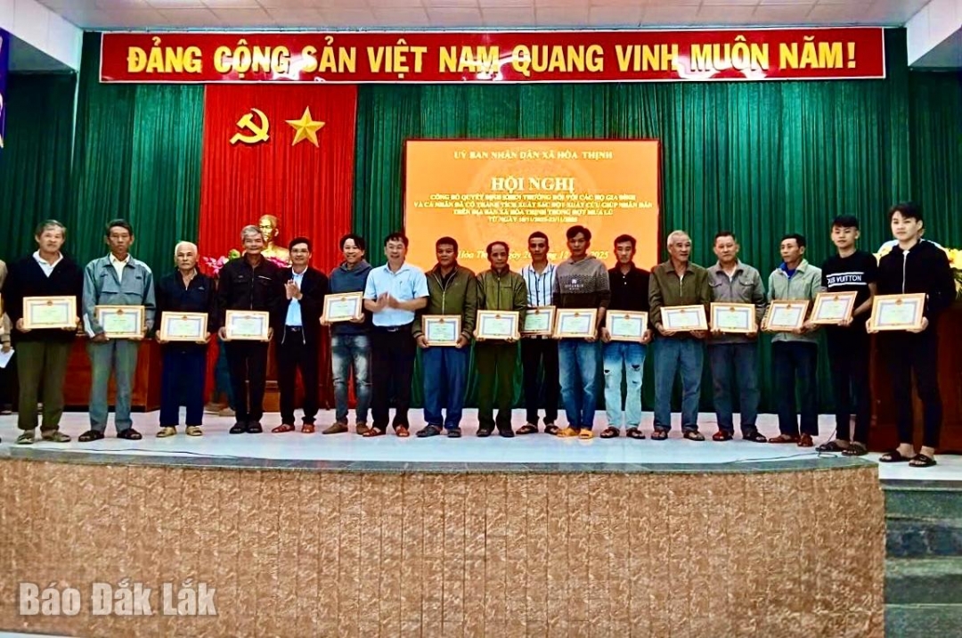 Nhiều cá nhân, hộ gia đình được tôn vinh kheo thưởng trong cứu giúp người dân trong thiên tai hoạn nạn. Ảnh:Phương Lành