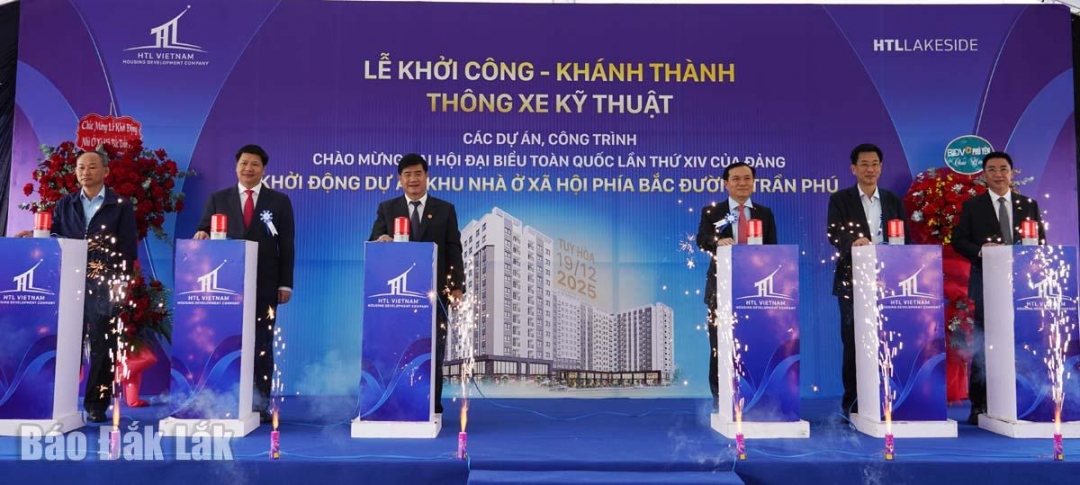 Lãnh đạo tỉnh, nhà đầu tư và lãnh đạo các sở, ngành, địa phương bấm nút khởi động dự án.