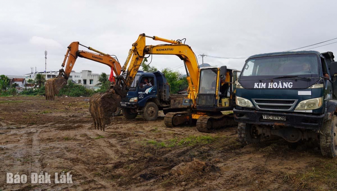 Thực hiện nghi thức động thổ dự án.