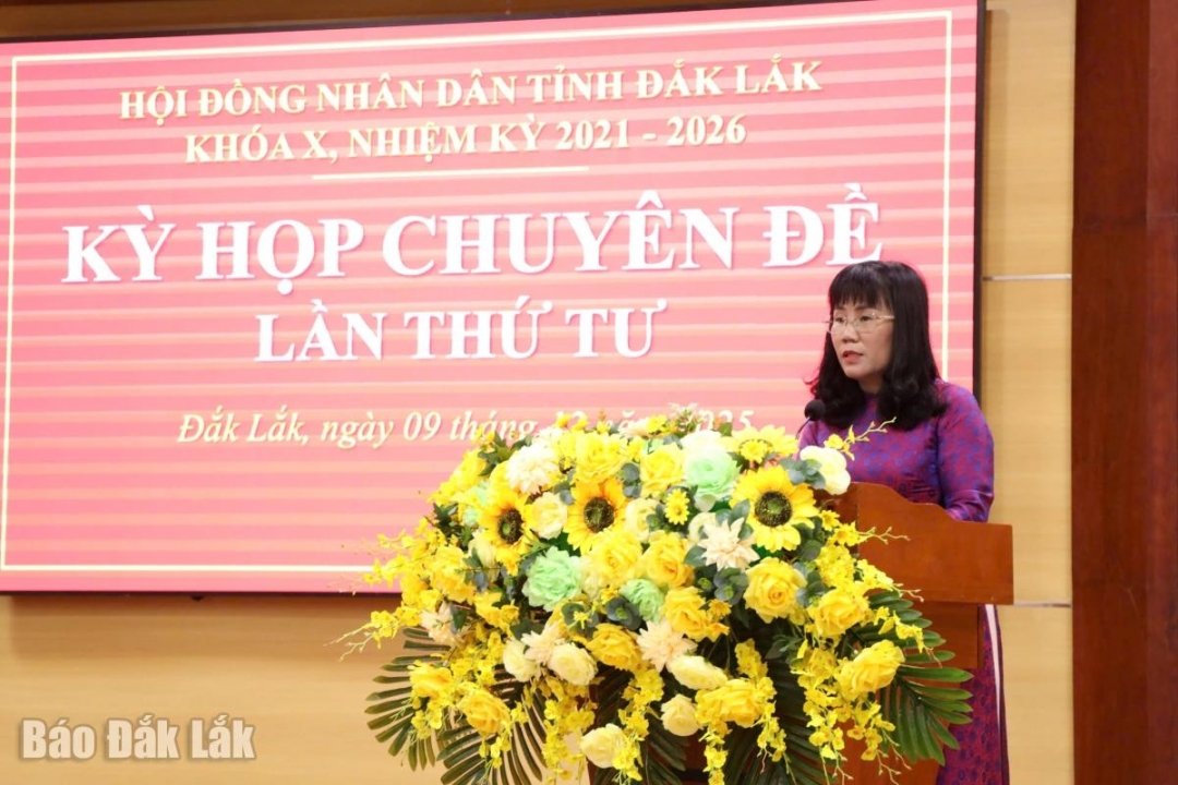 Ủy viên Ban Thường vụ Tỉnh ủy, Phó Chủ tịch Thường trực UBND tỉnh Hồ Thị Nguyên Thảo trình bày báo cáo thuyết trình dự thảo nghị quyết trình tại kỳ họp.