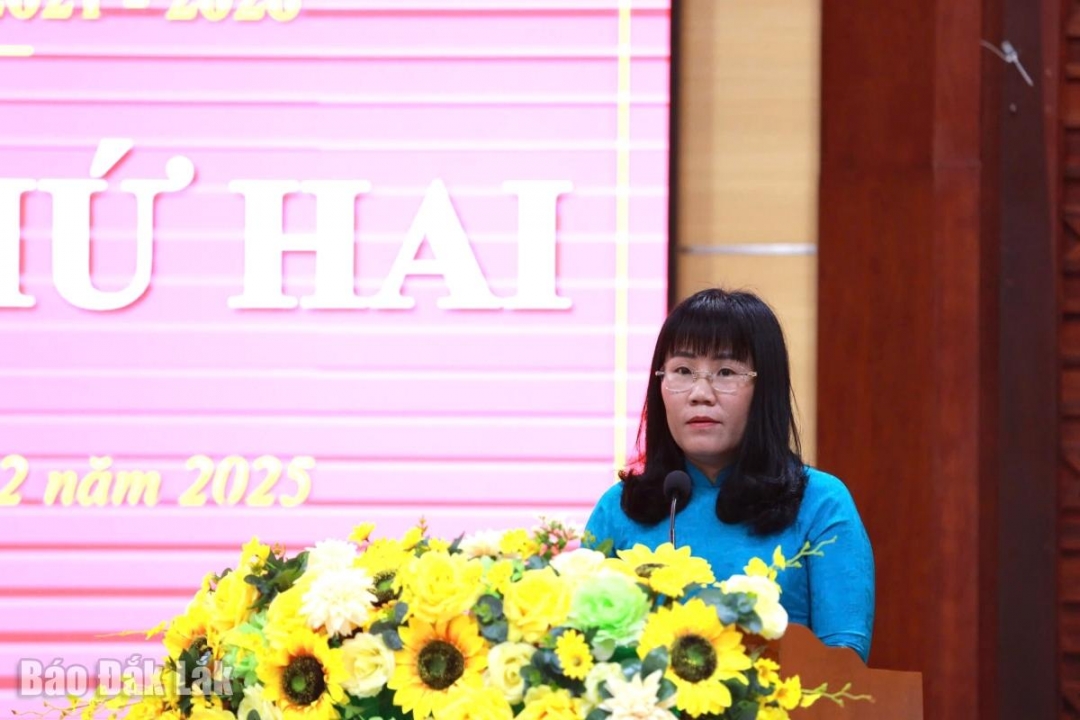 Ủy viên Ban Thường vụ Tỉnh ủy, Phó Chủ tịch Thường trực UBND tỉnh Hồ Thị Nguyên Thảo trình bày Báo cáo tóm tắt. Ảnh: Vạn Tiếp