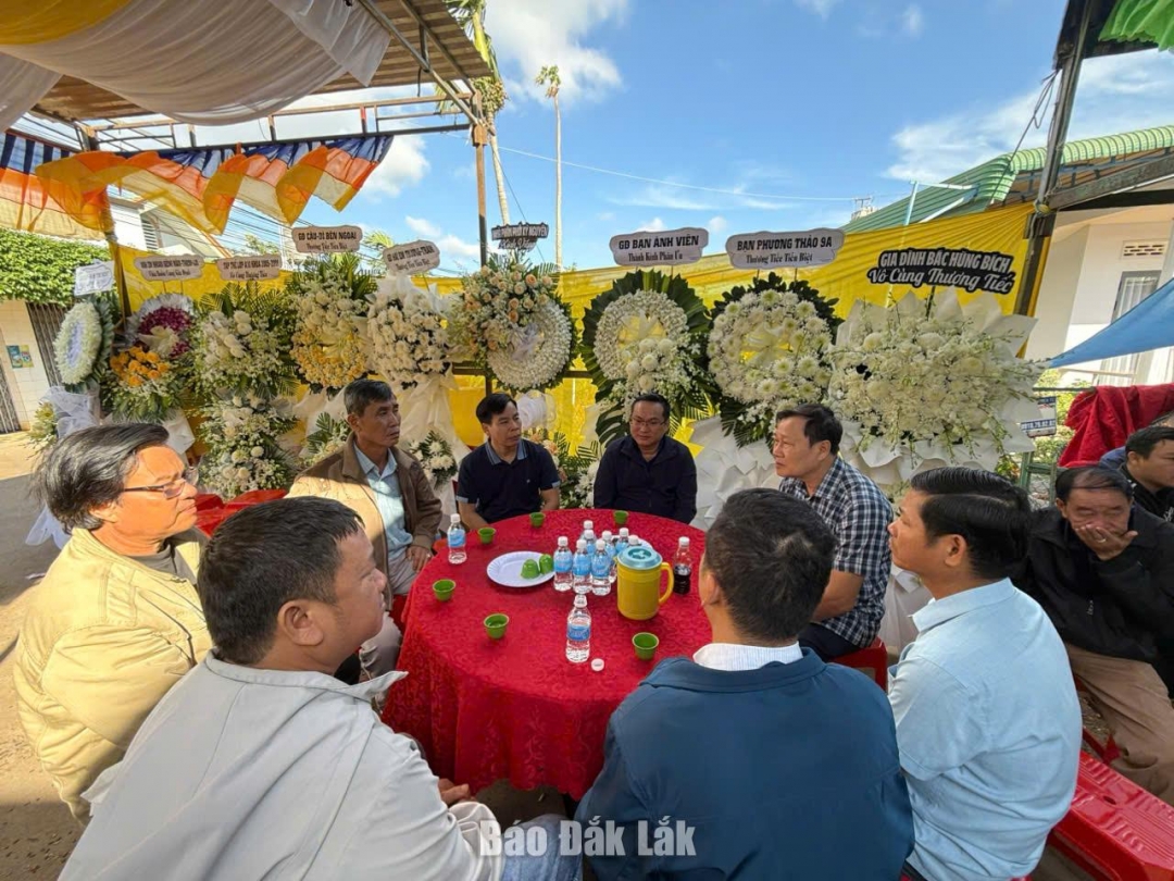 Ủy viên Ban Thường vụ Tỉnh ủy, Bí thư Đảng ủy phường Buôn Ma Thuột Trần Phú Hùng thăm hỏi, động viên gia đình nạn nhân.