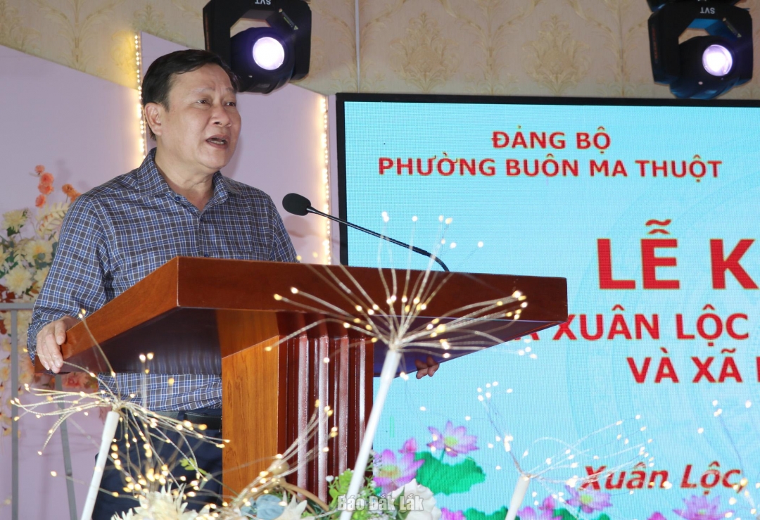 Ủy viên Ban Thường vụ Tỉnh ủy, Bí thư Đảng ủy, Chủ tịch HĐND phường Buôn Ma Thuột Trần Phú Hùng phát biểu tại chương trình kết nghĩa.