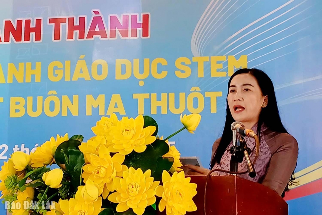 Cô Nguyễn Thị Xuân Hương, Hiệu trưởng Trường THPT Buôn Ma Thuột phát biểu cảm ơn đến lãnh đạo tỉnh và Tập đoàn Công nghiệp – Năng lượng Quốc gia Việt Nam